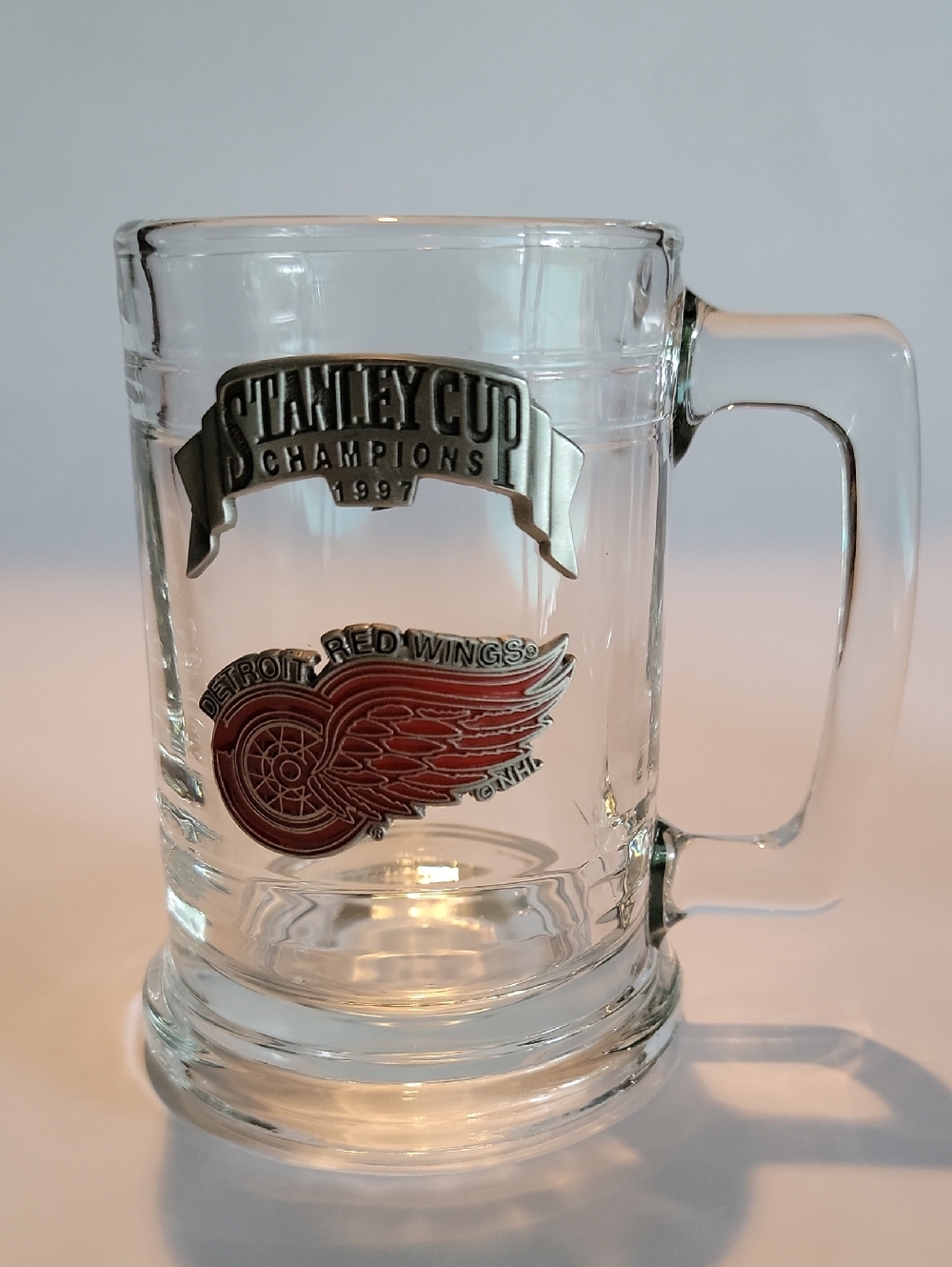 DETROIT RED WINGS STANLEY CUP 1997 GLASS BEER STEIN - CLEAR WITH RED LOGO